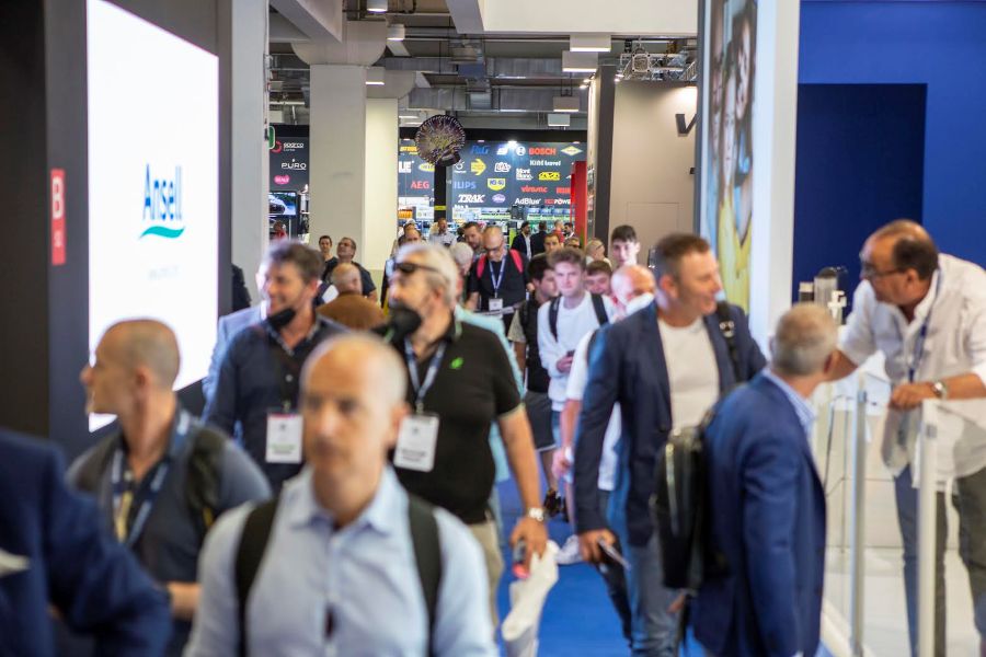 il grande flusso di visitatori Autopromotec 2025